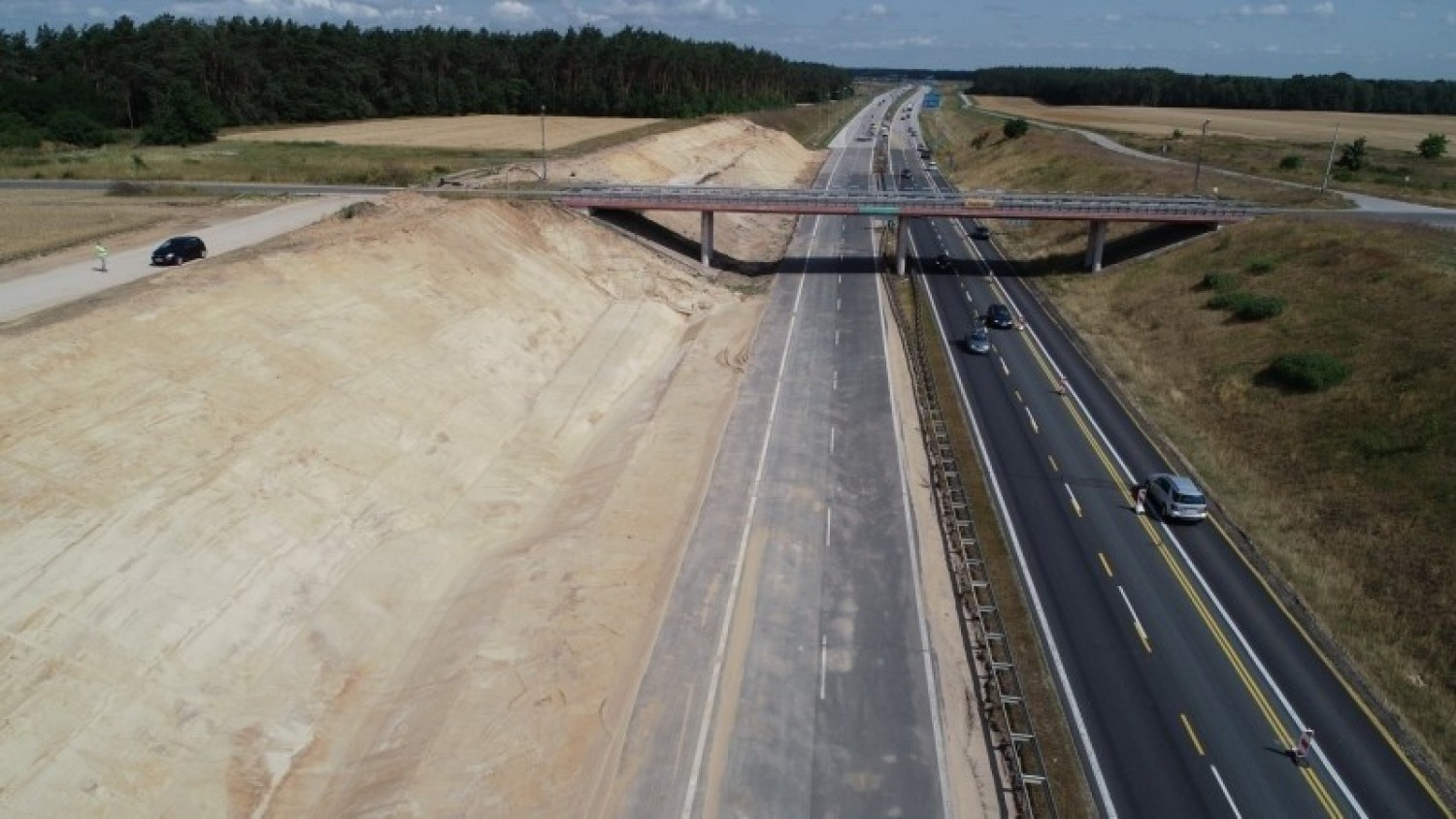 Tuszyn - Piotrków Trybunalski PołudniePrzypomnijmy, że pierwsze z przebudowywanych właśnie odcinków autostrady A1 oddane mają zostać do ruchu w czwartym kwartale 2021 roku