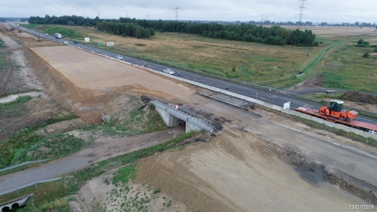 Tuszyn - Piotrków Trybunalski PołudnieRuch samochodów w obu kierunkach odbywa się jedną, wschodnią jezdnią