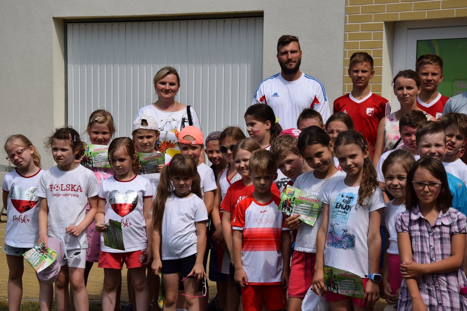 Uczniowie Klasyka na stadionie MLKS Widok