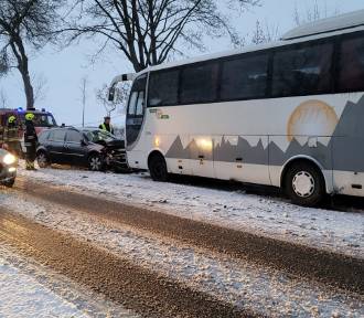 Wypadek z udziałem autokaru przewożącego dzieci na DK24 w Prusimiu [ZDJĘCIA]