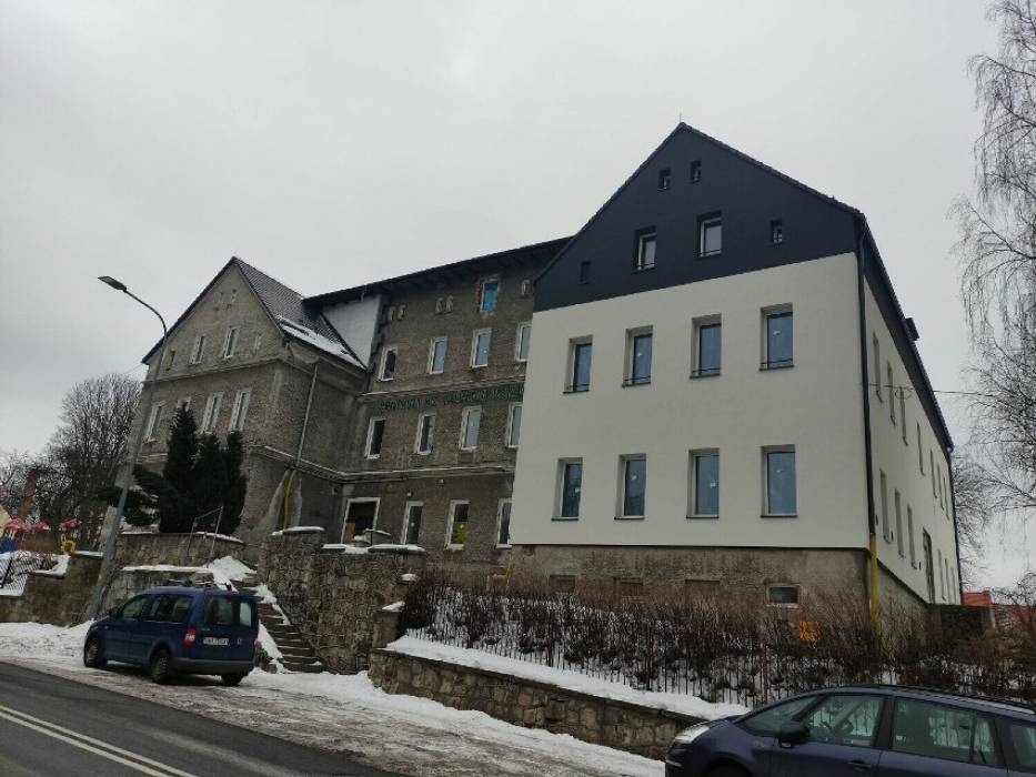 Dawna szkoła w Wałbrzychu przebudowana w Rezydencję Niedźwiadki. Mieszkania sprzedały się na pniu!