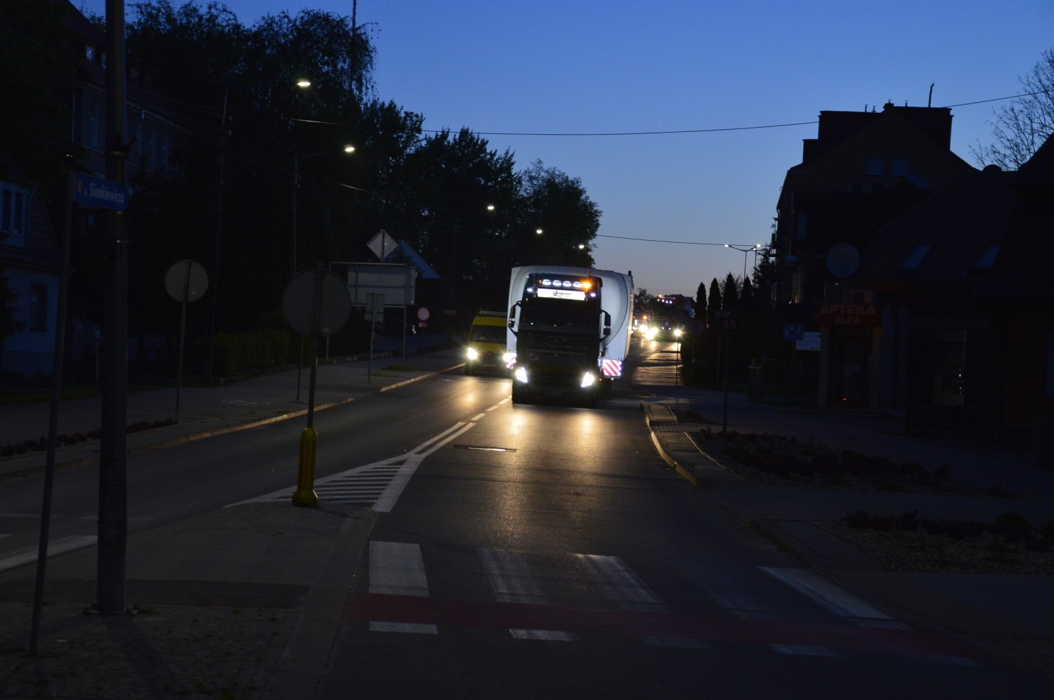 Transport turbin przez Sztum