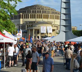 Lotny festiwal piwa we Wrocławiu. Tłumy  pod Halą Stulecia. Jesteście na zdjęciach? 