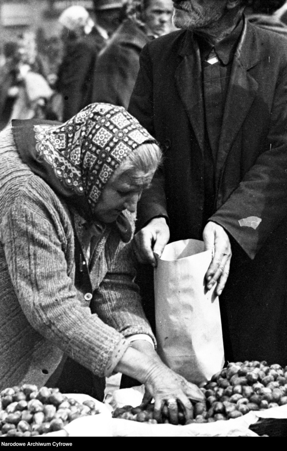 Na zdjęciu: uliczna handlarka1931 rok