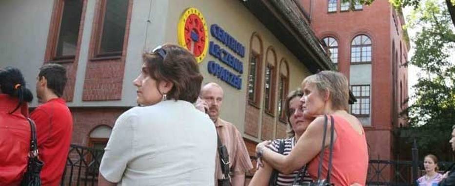 Rodziny i bliscy górników czekają przed oparzeniówką na informacje o ich stanie