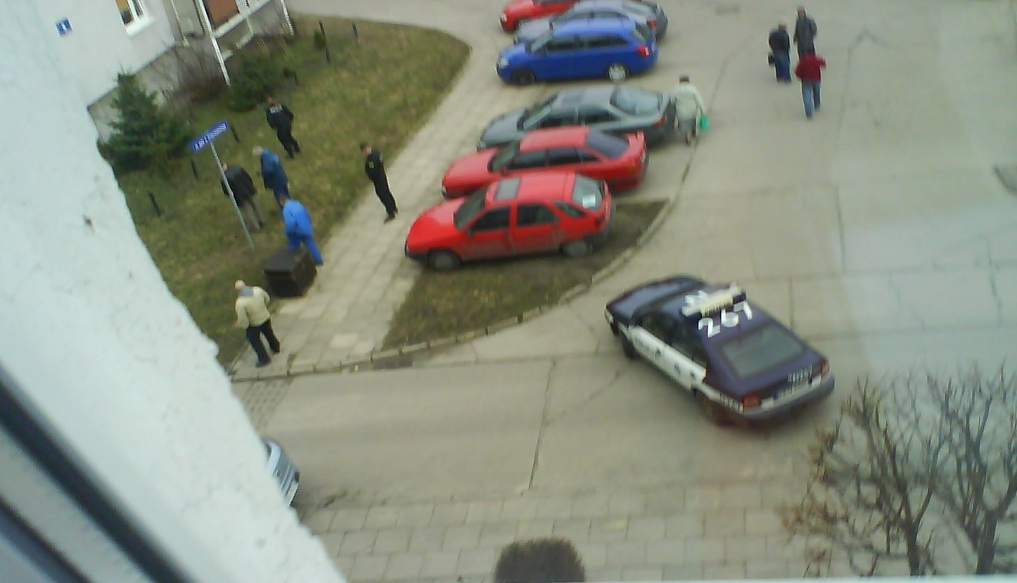 Zdjęcie z okna na poszukiwania łuski przez policję i wydział kryminalny