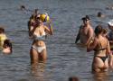Zalew Cieszanowicki przeżywa oblężenie w upalne dni. Tłumy ludzi na wypoczywało w słoneczną niedzielę na plażach nad zbiornikiem ZDJĘCIA