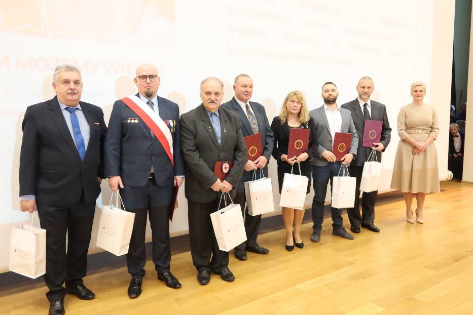 Uratowali setki istnień! W Wałbrzychu wręczono odznaczenia dla krwiodawców z Dolnego Śląska. Zobaczcie zdjęcia bohaterów