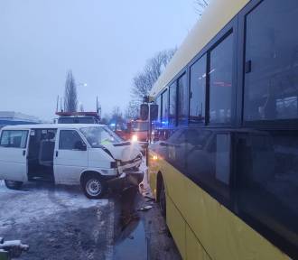 Autobus PKM zderzył się z busem w Tychach. Dziewięć osób rannych