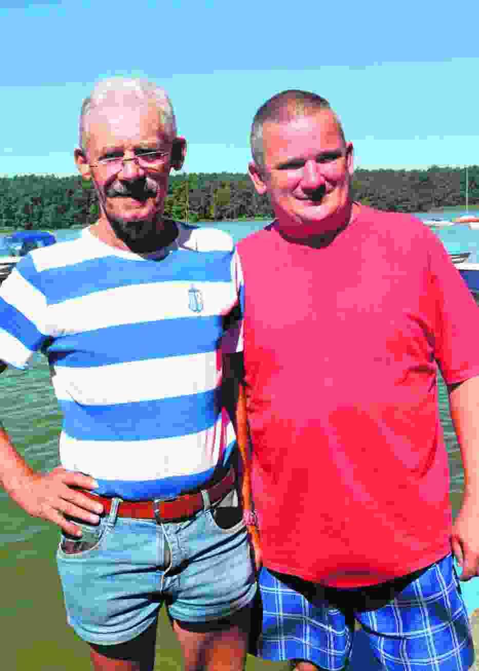 Zbigniew Leichert i Mirosław Moćko (w czerwonej) pracują w wypożyczalni sprzętu wodnego przy plaży miejskiej