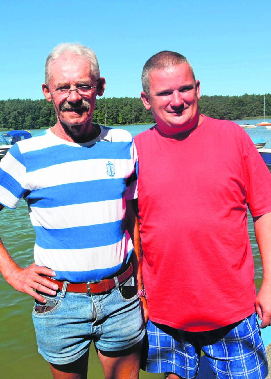 Zbigniew Leichert i Mirosław Moćko (w czerwonej) pracują w wypożyczalni sprzętu wodnego przy plaży miejskiej