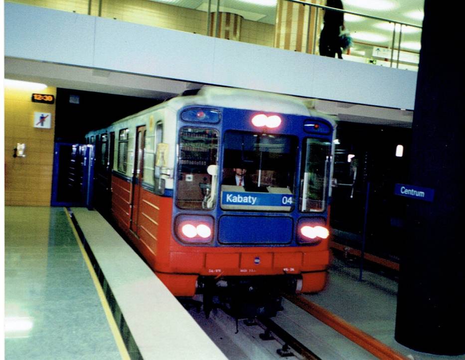 Jadący w kierunku Kabat pociąg metra na nowo otwartej stacji Centrum. Lipiec 1998