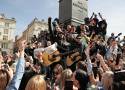 Jared Leto w Krakowie zaskoczył fanów! Spontaniczny występ na Rynku Głównym. Dziś koncert w Tauron Arenie, w mieście szał. Zdjęcia, film