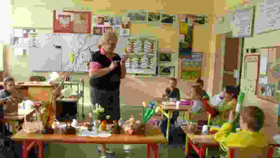 Pani Dorotka na zajęciach w klasie II w Szkole Podstawowej im