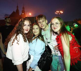 Disco "pod chmurką" w Piotrkowie, mieszkańcy bawili się na placu Kościuszki. ZDJĘCIA