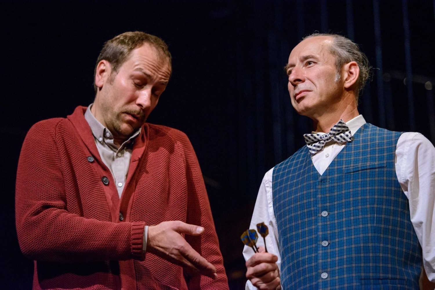 Aleksander Fiałek (Syd) i Sławomir Głazek (Harry Wade) w scenie ze spektaklu 'Porachunki z katem' w Teatrze im