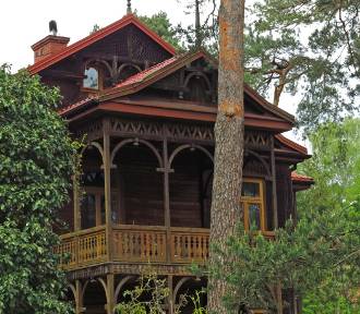 Drewniany dom w środku lasu zachwyca. Oto historia przedwojennej willi Lodusieńka 