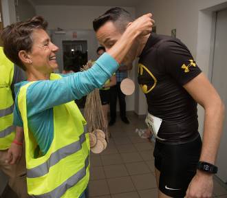 Ursynowski Bieg bez Windy. Uczestnicy wspięli się na 17 piętro Galerii Ursynów [ZDJĘCIA]