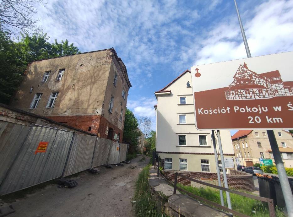 Zaczyna się wielkie wyburzanie! Z jednej ulicy Wałbrzycha zniknie 9 budynków mieszkalnych - zobaczcie ich zdjęcia
