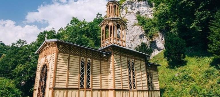 To ewenementy na skalę Europy. Chaty, domy i kościoły z drewna w Małopolsce, które trzeba zobaczyć. Oto szlak architektury drewnianej