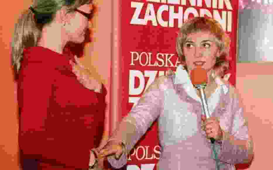 Dr Agnieszka Storch-Uczciwek pokazuje, na czym polega prawidłowy oddech