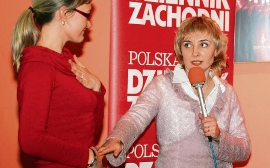 Dr Agnieszka Storch-Uczciwek pokazuje, na czym polega prawidłowy oddech