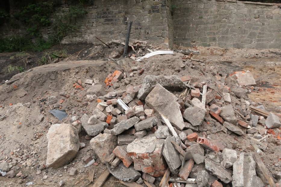 Trwa wielkie wyburzanie w dzielnicy Podgórze w Wałbrzychu. Pięć kamienic wyburzono, cztery czekają - zdjęcia