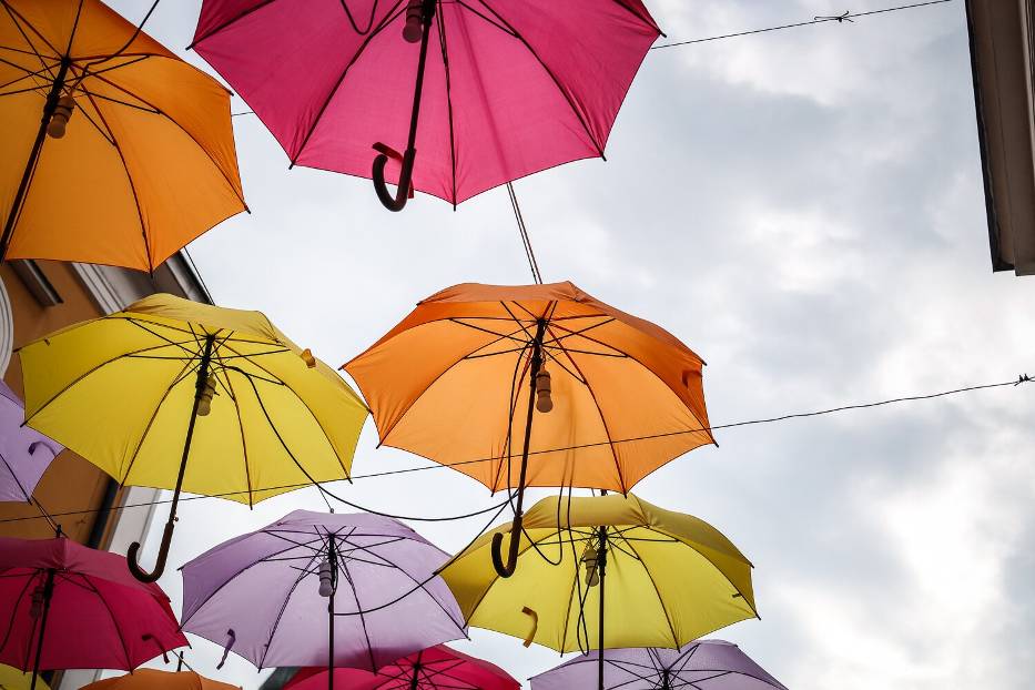 Kolorowe, podświetlane parasolki w Lesznie nad Słowiańską zawisły pod koniec kwietnia 2023
