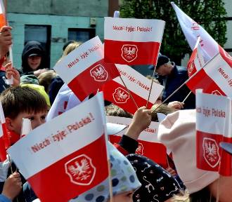 Pucki Sztafetowy Bieg Flagi. Dzieci i młodzież pobiegli z flagą Polski