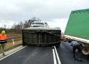 Wypadek na drodze krajowej nr 95 pod Wrocławiem. Silny wiatr przewrócił przyczepę, która uderzyła w ciężarówkę