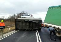 Wypadek na drodze krajowej nr 95 pod Wrocławiem. Przyczepa uszkodziła ciężarówkę