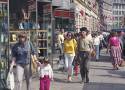 Moda na ulicach Warszawy. Tak wyglądali mieszkańcy w PRL-u. Gustowne stylizacje na archiwalnych zdjęciach