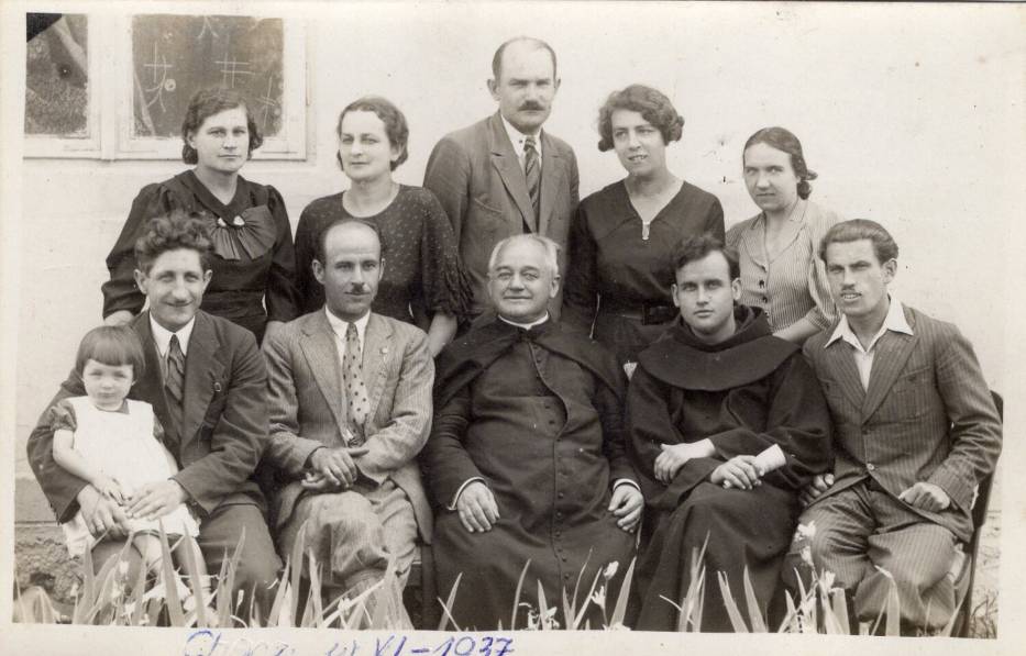 Ksiądz Roman Pawłowski i grono pedagogiczne szkoły w Choczu, 1937 rok