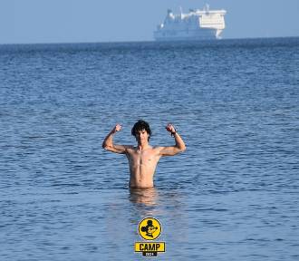 Kąpiel w Bałtyku, trening na plaży... Trwa zgrupowanie Falubazu nad morzem