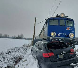 Zderzenie pociągu z samochodem na Pomorzu! Jest osoba ranna