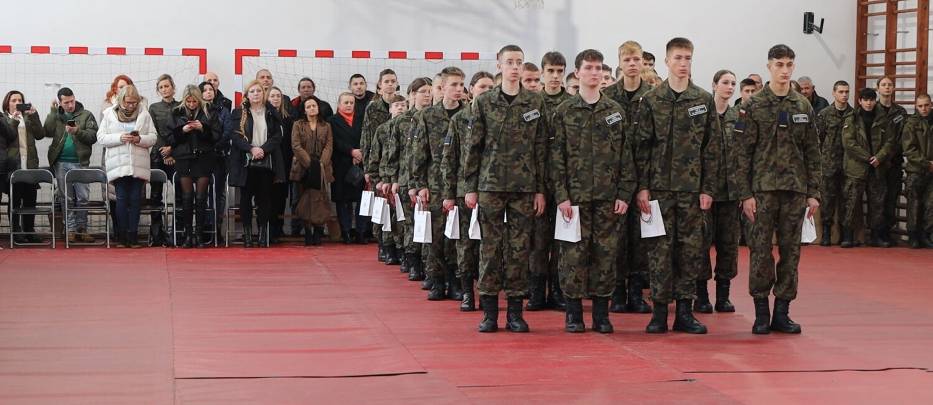 Ślubowanie klas mundurowych w ZSZ im. Sandora Petofi w Ostródzie