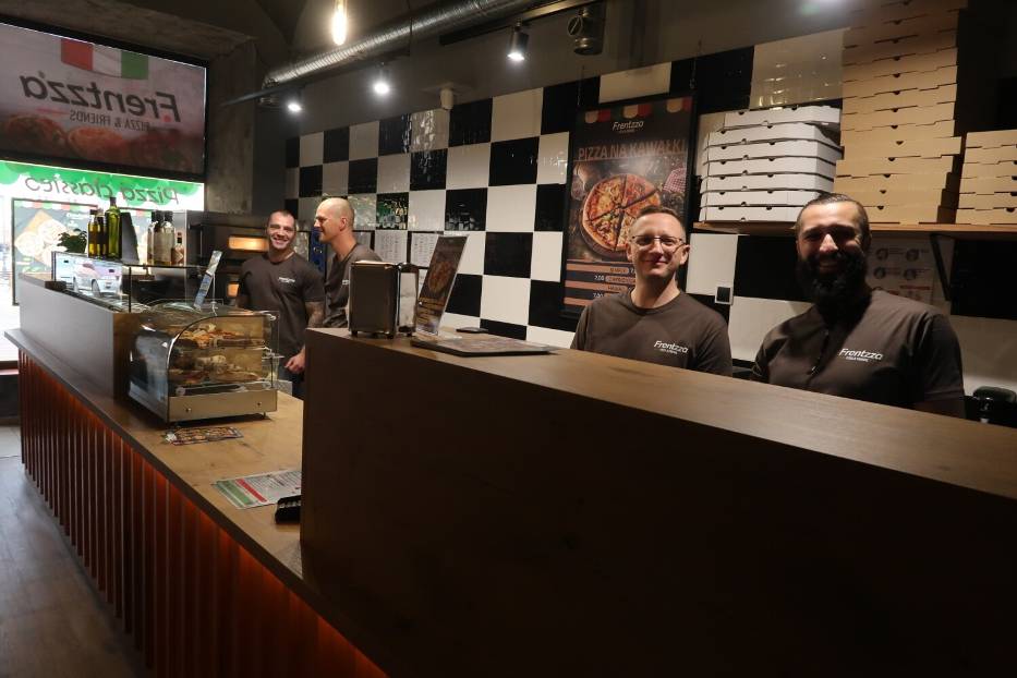 Pierwsza na Dolnym Śląsku Pizzeria Frentzza – Pizza & Friends już działa w Wałbrzychu. Poznaj jej menu, ceny i kulinarne sekrety!