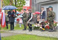 Święto Konstytucji 3 Maja w Gorlicach w strugach deszczu