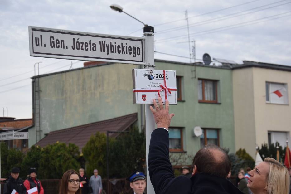 Ksiąski Marsz Niepodległości przeszedł ulicami miasta. Mieszkańcy Książa Wlkp. radośnie świętowali z okazji 11 listopada [zdjęcia]