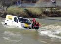 Samochód firmy kurierskiej wpadł do rzeki w Myscowej. Zobaczcie nagranie! [WIDEO]