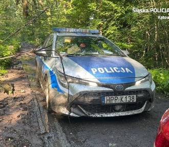 Pościg za pijanym kierowcą - policjanci z Katowic musieli rozbić szybę w samochodzie