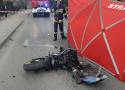 Tragiczny wypadek w Tuchowie. Nie żyje motocyklista, który zderzył się z samochodem dostawczym. Ulica Mickiewicza w Tuchowie zablokowana