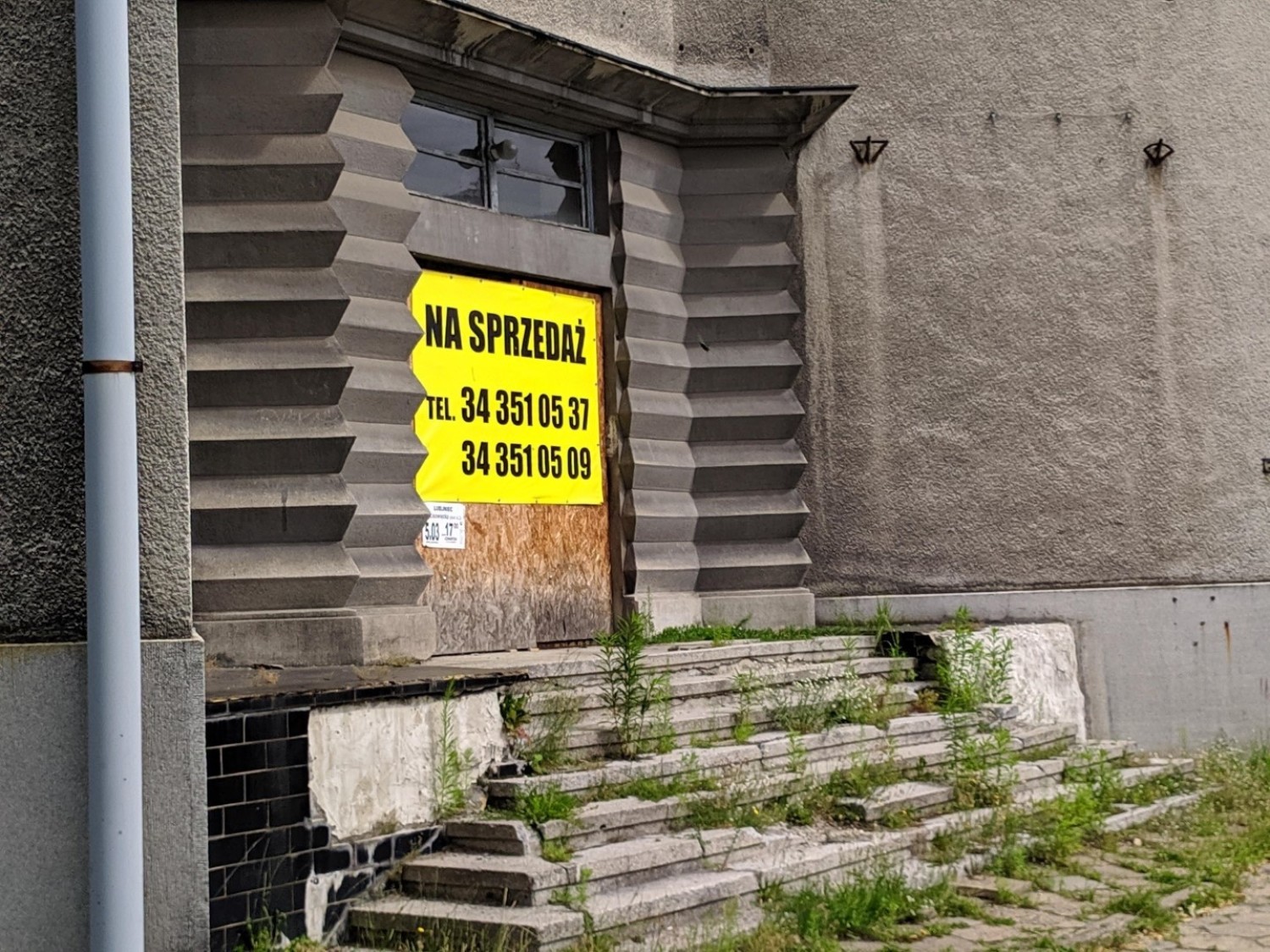 Stary szpital straszy w centrum Lublińca