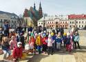 Prawie 180 dzieci z Olkusza wzięło udział w „Powitaniu wiosny z olkuskimi gwarkami”. "Olkuskie Spacery Historyczne" 2024. Zobacz zdjęcia 