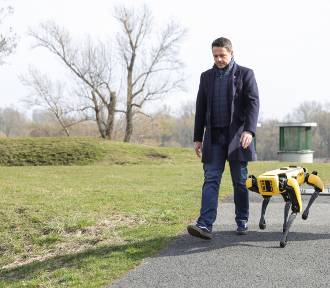 Trzaskowski spacerował z psem-robotem. To innowacyjny nabytek Centrum Nauki Kopernik
