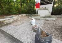 Tak trzeba żyć! Gnieźnieński tata-patriota z córkami uporządkowali kolejny pomnik