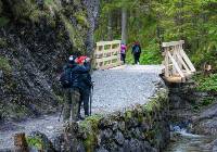 Dolina Białego w Tatrach już otwarta. Turyści już testują nowe mostki na szlaku