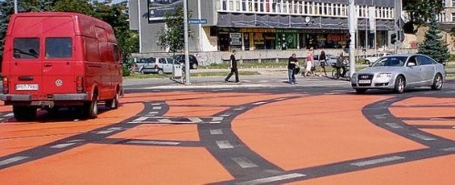 Kolorowe skrzyżowanie ma zmusić kierowców do myślenia