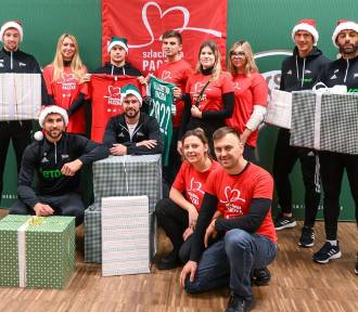 Piłkarze Lechii Gdańsk przygotowali paczkę dla potrzebującej rodziny! ZDJĘCIA