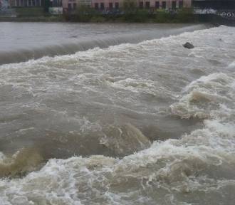 Wezbranie wody w śląskich rzekach. IMGW wydało ostrzeżenie III stopnia
